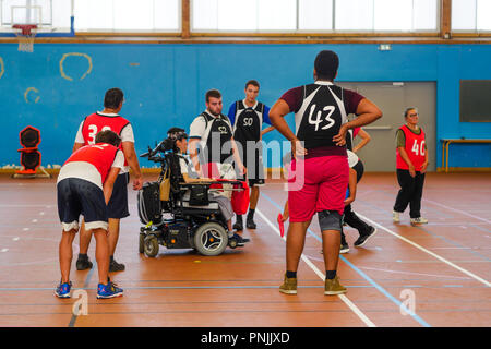 Gli studenti giocano Baskin a STAPS Sport Scuola Superiore, Villeurbanne, Francia Foto Stock