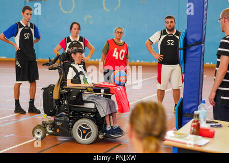 Gli studenti giocano Baskin a STAPS Sport Scuola Superiore, Villeurbanne, Francia Foto Stock