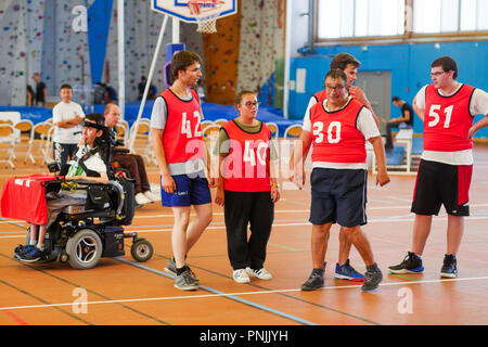 Gli studenti giocano Baskin a STAPS Sport Scuola Superiore, Villeurbanne, Francia Foto Stock