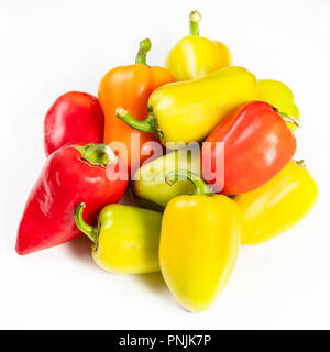 Pila di varie carni i peperoni su sfondo bianco Foto Stock