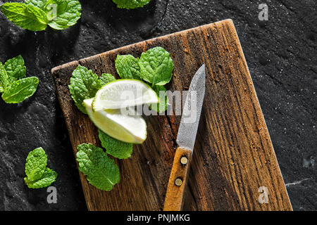 Vista da sopra con spazio copia di lime e menta su un tavolo di legno Foto Stock