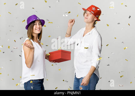 Bella felice e sorridente fidanzate al partito. Danza e celebra il tempo Foto Stock