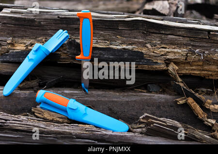 Due coltelli e una guaina di plastica. Coltelli luminoso. Foto Stock