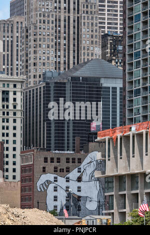 Dettaglio di un vecchio e un nuovo edificio con un grande murale e bandiera americana, Downtown Chicago, IL. Foto Stock