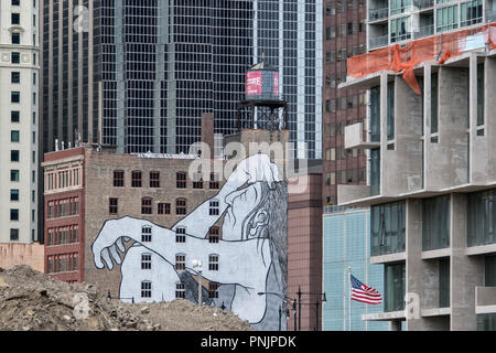 Dettaglio di un vecchio e un nuovo edificio con un grande murale e bandiera americana, Downtown Chicago, IL. Foto Stock