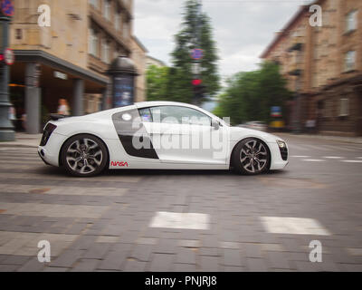 VILNIUS, Lituania-Giugno 10, 2017: Audi R8 GT 'NASA' che corre lungo le strade della città. Foto Stock