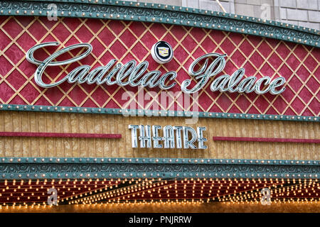 Insegna al neon sulla Cadillac Palace Theatre, West Randolph Street, nel centro di Chicago, IL. Foto Stock