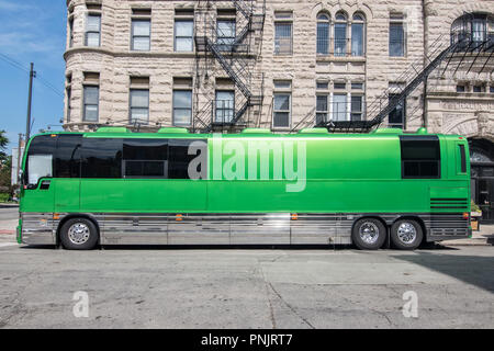 Bus di banda di fronte Thalia Hall di Pilsen, quartiere storico sulla parte inferiore lato ovest di Chicago, IL.. Foto Stock