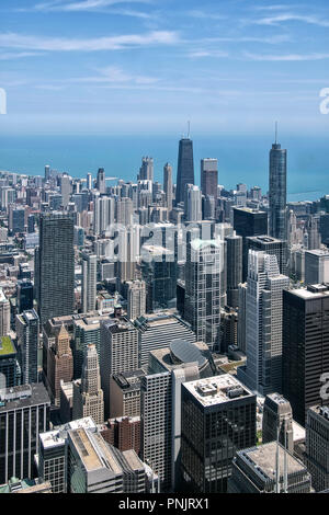 Vista dei grattacieli, John Hancock Building, centro di Chicago e del lago Michigan da Willis Tower Lo Skydeck, Chicago, IL. Foto Stock