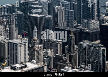 Vista dei grattacieli dal Lo Skydeck sul pavimento 103 di Willis Tower, Downtown, Chicago, IL. Foto Stock