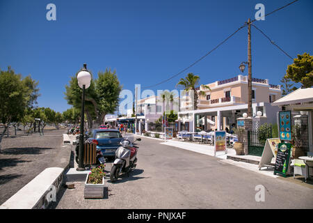 PERMISSA, GRECIA- giu 11, 2016: Permissa strada principale vicino alla spiaggia di sabbia nera di Santorini su giu 11, 2016. La Grecia. Foto Stock