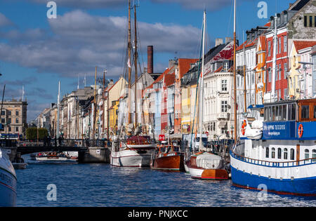 Nyhavn, del XVII secolo waterfront, canale e al quartiere dei divertimenti, con facciate colorate, Copenhagen, Danimarca Foto Stock