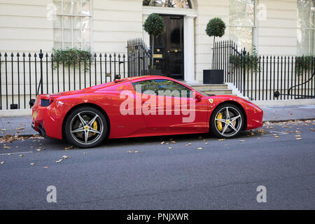 Rosso Ferrari parcheggiata in una zona esclusiva di Londra Foto Stock