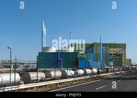 Industriale inceneritore di rifiuti in un parco industriale Frankfurt-Hoechst. Foto Stock