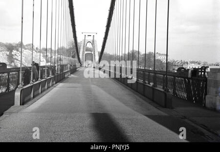 Degli anni Cinquanta, Bristol, una vista verso il basso il ponte sospeso di Clifton, un ferro battuto bridge, primo progettato dal famoso ingegnere Vittoriano Isambard Regno Brunel e aperto nel 1864. Foto Stock