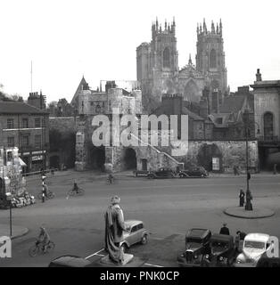 1950, foto storiche da J Allan contanti della chiesa cattedrale di York, Inghilterra, York Minster e Bootham "bar", il gateway medievale sulla parte settentrionale delle mura della città e che è la più antica della città di quattro bastioni difensivi. Foto Stock