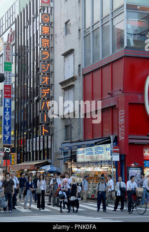 Le persone in attesa di attraversare la strada di Akihabara, Tokyo Foto Stock