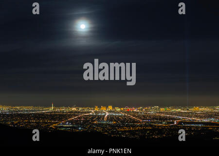 Las Vegas Nevada luna piena al di sopra dello skyline cittadino. Foto Stock