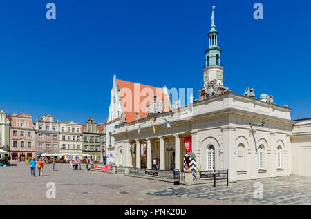 Poznan, Grande Polonia provincia, Polonia. Guardiola, casa di pesatura e guglie della città di Hall in background, la vecchia piazza del mercato, Foto Stock