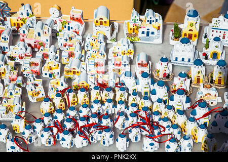 Lo sfondo dei tanti souvenir nella forma del case greche. Villaggio di Oia - Santorini, Mar Egeo, Grecia. Foto Stock