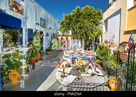 Santorini , Grecee- Giugno 12, 2016: Nazionale architettura greca terrazzo e giardino con fiori. Santorini Island . La Grecia. Foto Stock