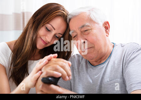 Ritratto della figlia e padre con bastone Foto Stock