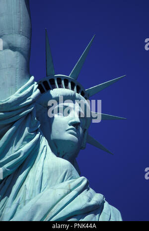 Non 1108579 Statua della Liberta liberta illuminare il mondo permanente sulla Liberty Island il porto di New York - dedicato su 28 Ottobre 1886 Foto Stock