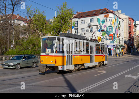 Un tram elettrico passante lungo Graf Ignatiev a Sofia, Bulgaria. Foto Stock