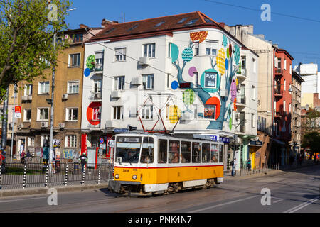 Un tram elettrico passante lungo Graf Ignatiev a Sofia, Bulgaria. Foto Stock