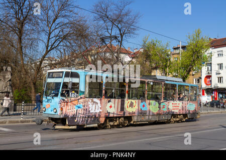 Un tram elettrico passante lungo Graf Ignatiev a Sofia, Bulgaria. Foto Stock