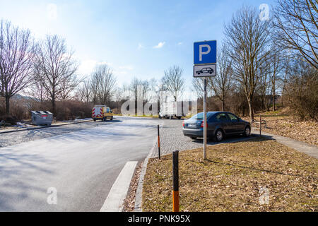 WAIDHAUSEN / GERMANIA - Febbraio 22, 2018: PARCHEGGIO bay con vetture su una autostrada tedesca di riposo. Foto Stock