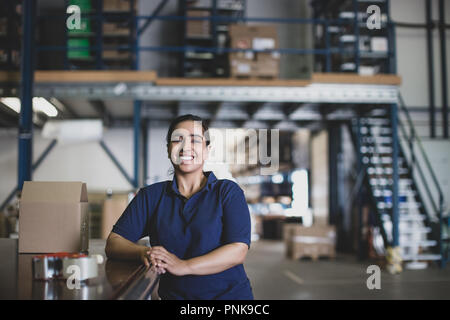 Ritratto del lavoro femminile in magazzino imballaggio Foto Stock