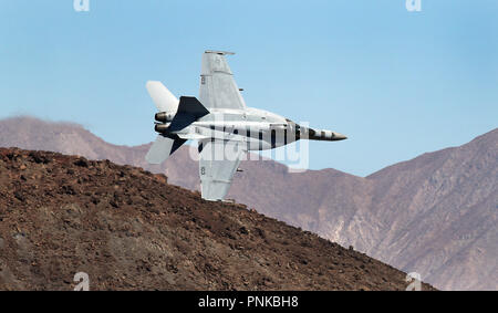 FA/18F Super Hornet da VFA-154 cavalieri neri a basso livello passano attraverso Star Wars Canyon su Jedi transizione, Death Valley, California. Foto Stock
