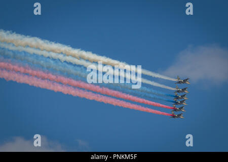 San Pietroburgo, Rusisa - Luglio 29, 2018: Avia parade di Mosca. Gruppo russo di aerei da combattimento disegna bandiera russa nel cielo con fumi colorati Foto Stock