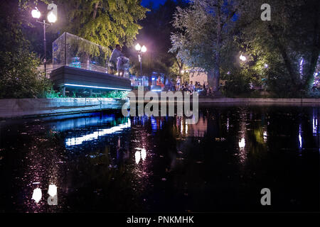 Mosca, Russia - 3 Agosto 2018 - vista notturna della gente che cammina intorno allo stagno nel parco Foto Stock