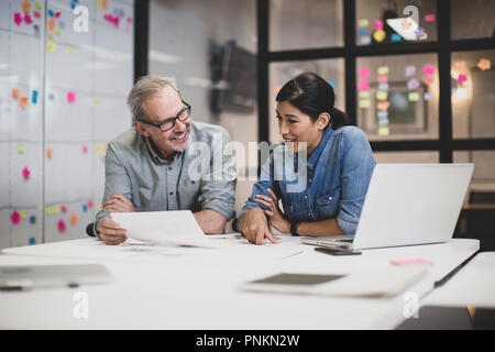 I colleghi in una riunione in ritardo Foto Stock