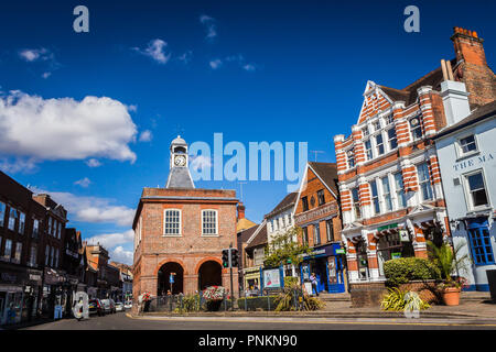 Reigate, Regno Unito - Luglio 17th, 2018 - Vista di High Street nella storica città mercato di Reigate, Surrey, Regno Unito Foto Stock