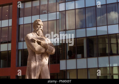 Settembre 2017 - ucraino-sovietica era la statua di Friedrich Engels, installato in Manchester; Engels fonda la sua filosofia osservando la manodopera conditio Foto Stock