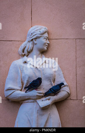 Mosca, Russia - 21 Luglio 2018 - Statua di un'Asia centrale lavoratore di sesso femminile su una parete di un padiglione in VDNKh parco delle esposizioni Foto Stock