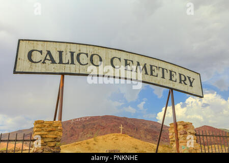 Ingresso di Calico Ghost Town cimitero. La città mineraria di Calico si trova nei pressi di Barstow in San Bernardino County. Il calicò è stato punto di riferimento storico. Foto Stock