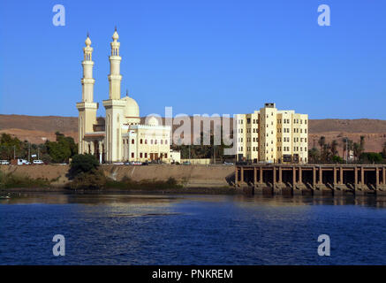 Un hotel molto elegante moschea sorge accanto a un blocco di appartamenti sulle rive del fiume Nilo in Egitto. Foto Stock