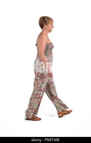 Piena ritratto di donna di mezza età camminando su bianco Foto Stock