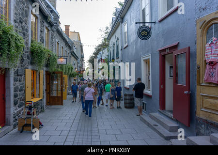 Colorata scena di strada nella Vecchia Quebec City Foto Stock