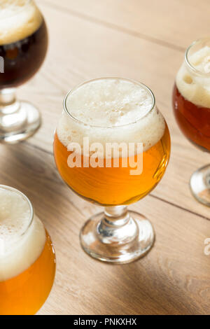 Rinfrescante birra fredda volo con Lager IPA e Porter Foto Stock