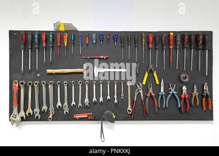 Gli strumenti a mano ben organizzata a bordo della parete Foto Stock