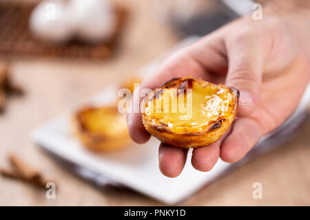 Tipico portoghese torte di crema - 'Pastel de Nata' o 'Pastel de Belem'. tradizionale pasticceria portoghese. azienda da uno chef. Foto Stock