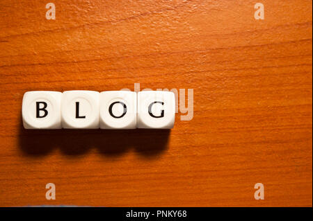 Dice con lettere che compongono la parola BLOG Foto Stock