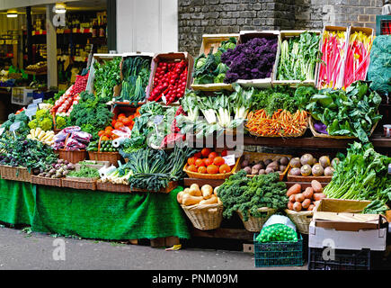 Ortaggi freschi venduti su ben disposti di stallo del mercato Foto Stock