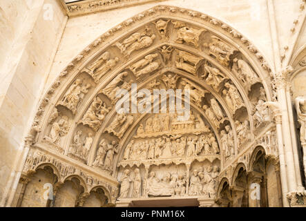 Timpano sopra il portale sud nella facciata ovest della cattedrale di Auxerre, Borgogna, in Francia, in Europa Foto Stock