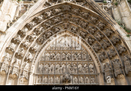 Timpano sopra il portale principale nel transetto sud della Cathédrale Saint Étienne, in Auxerre, Borgogna, in Francia, in Europa Foto Stock